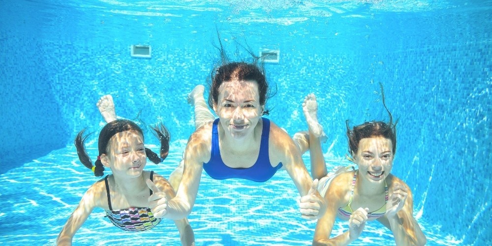 kids swimming underwater