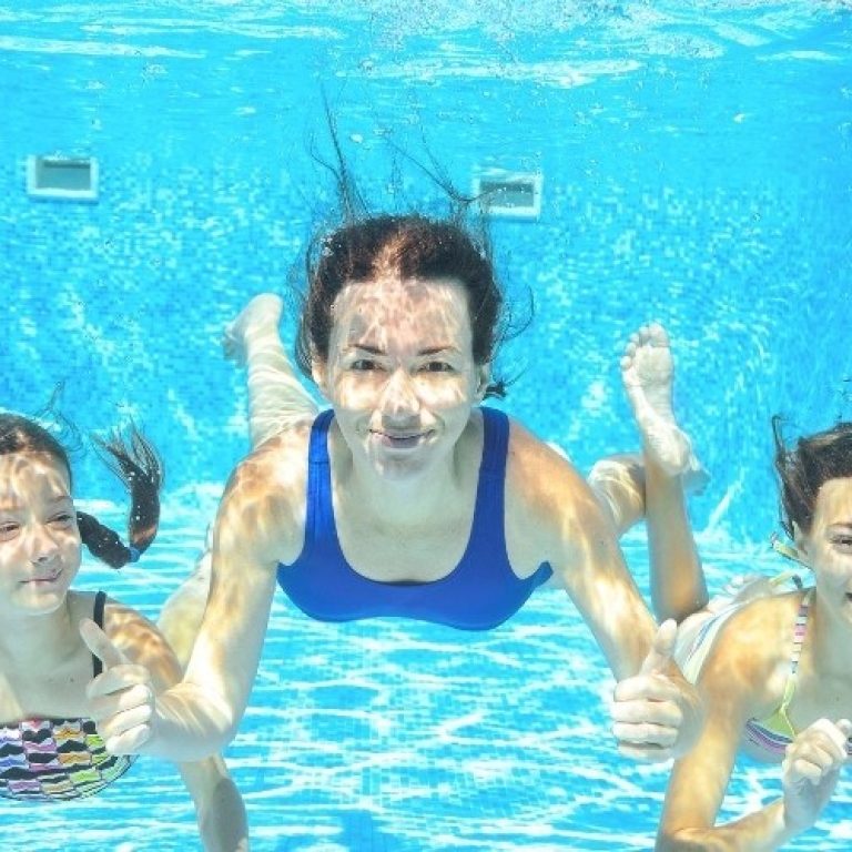 kids swimming underwater